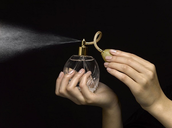 Sử dụng nước hoa trong phòng tạo hương thơm dễ chịu