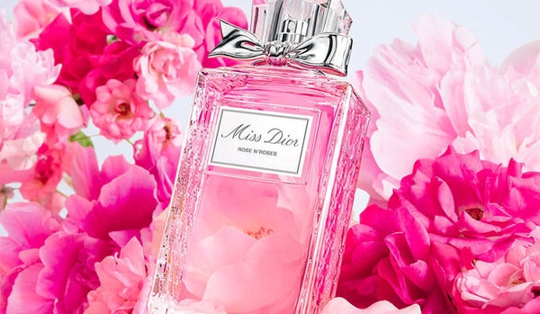Mùi hương hoa hồng đặc trưng của các chai nước hoa này